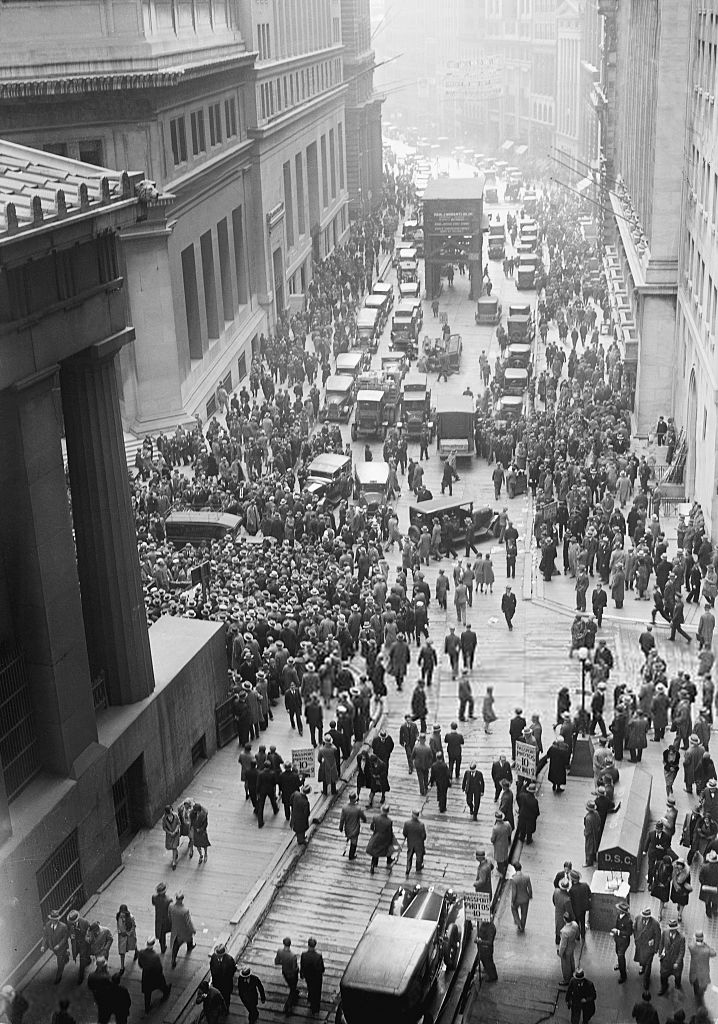 Foule devant la Bourse de New York lors du krach de 1929 : accéder au cours Genially.